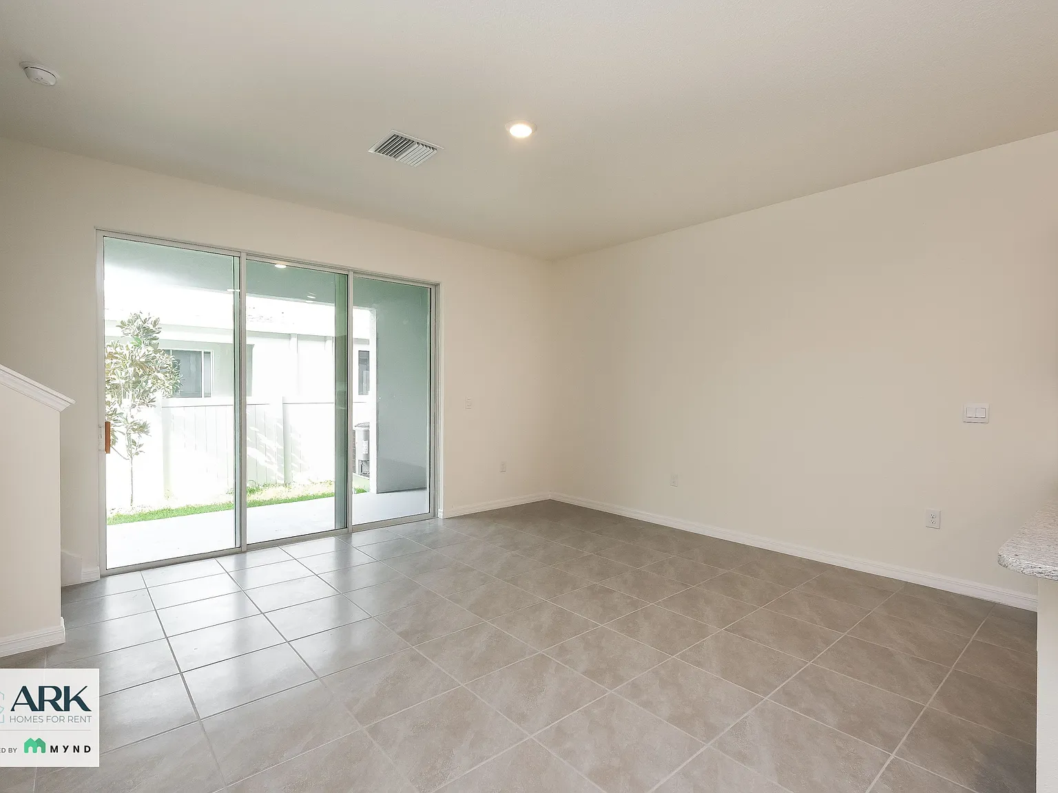 3 bed, 2.5 bath, 1673 sqft, $2,185 — Photo 3