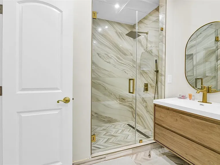 319 S Riverside Dr — Photo 49