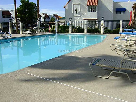 2nd image of 4120 Sanderling Cir Unit 423