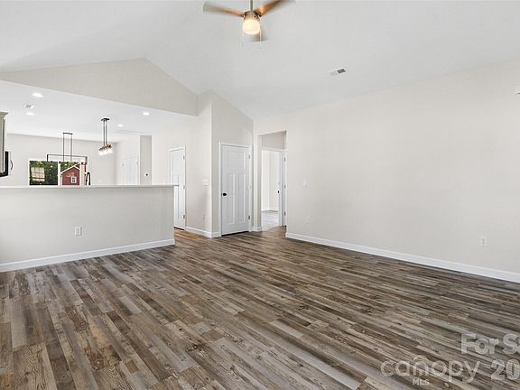 5th image of 213 Sheffield Dr