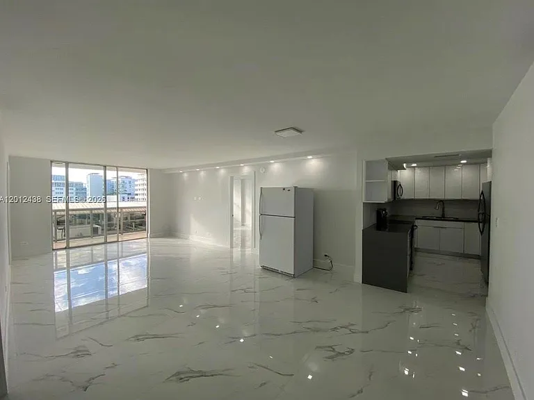 6039 Collins Ave #1033 — Photo 1