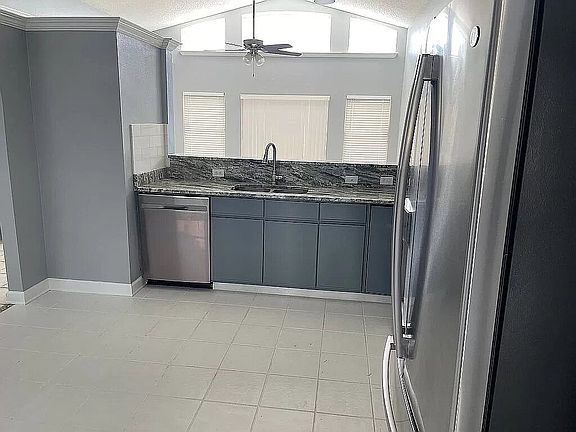 5th image of 826 Delfino Pl