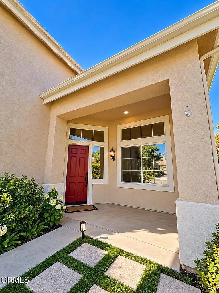 5 bed, 3.0 bath, 2571 sqft, $5,900 — Photo 2