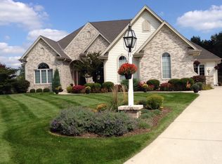 1063 Oak Cir, Pewaukee, WI 53072