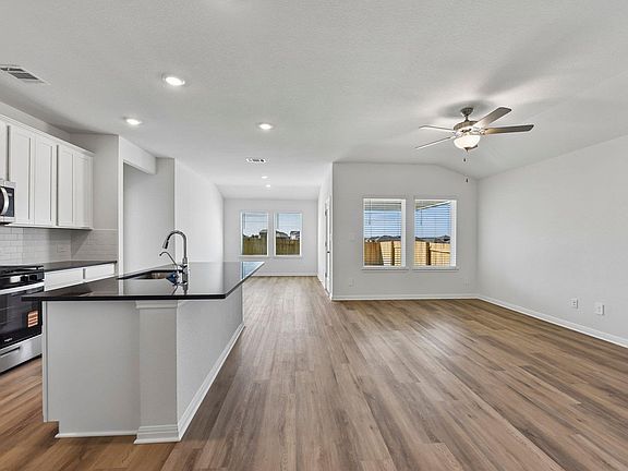 3rd image of 104 Windbrook Dr