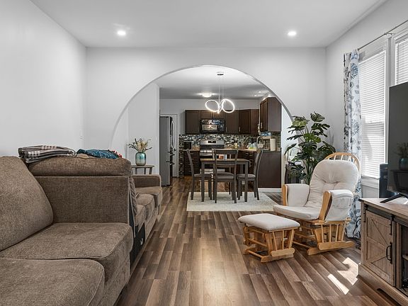 2nd image of 404 Jane St