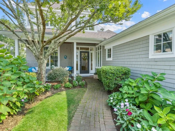 29 Sea View Ln, Mashpee, MA 02649