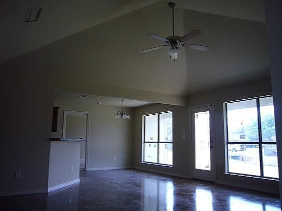 Open floorplan, vaulted ceiling in living