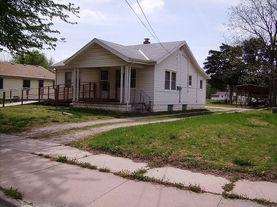 2nd image of 1121 N Custer Ave