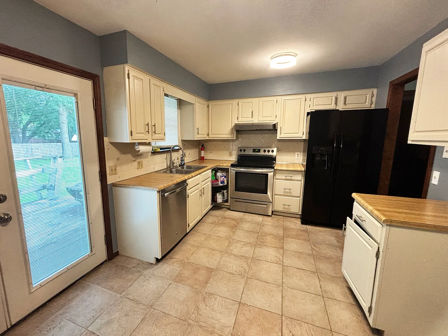 3 bed, 1.5 bath, 900 sqft, $1,300 — Photo 3