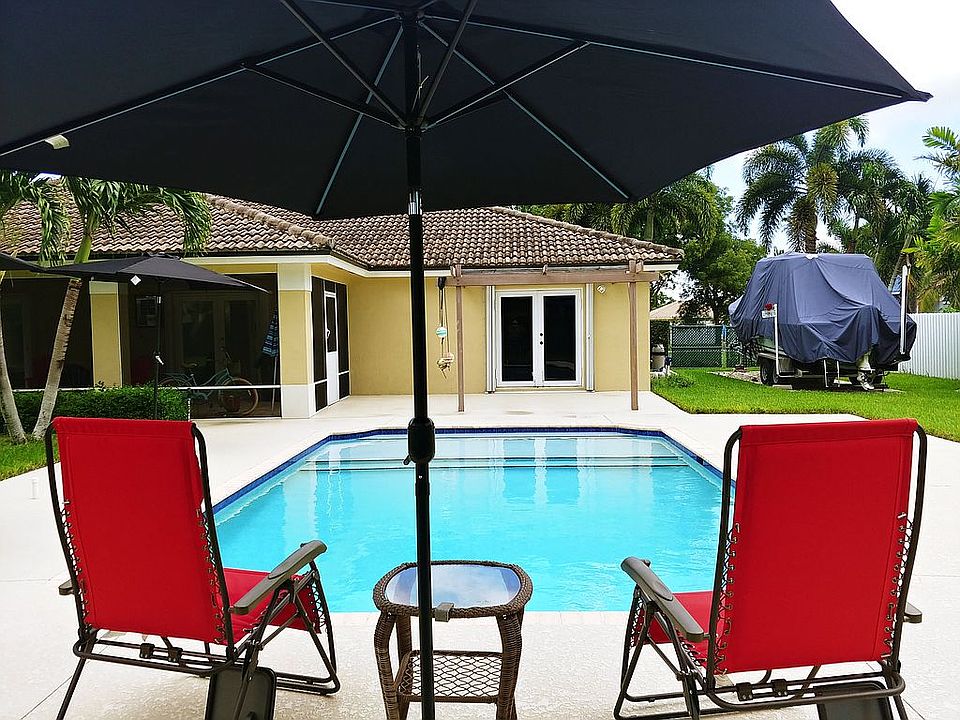 Salt pool with swim ledge