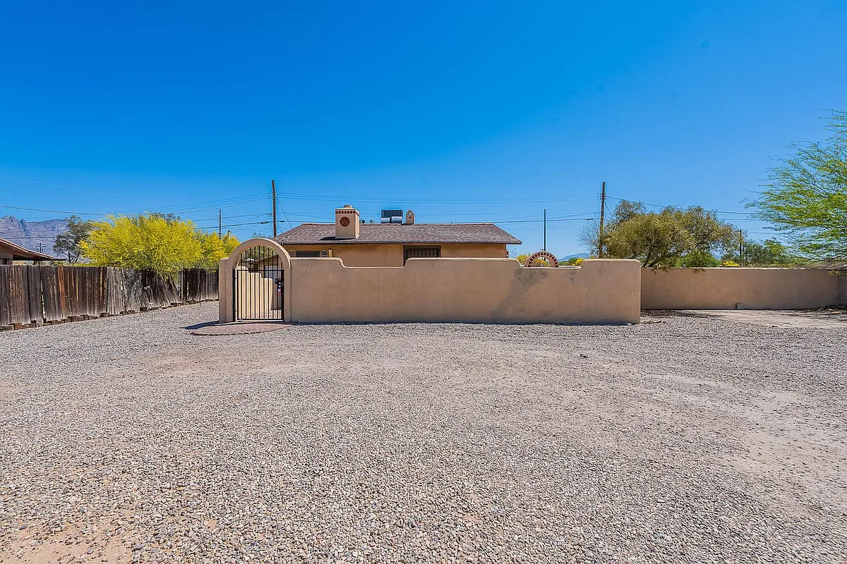 Building Photo - 3118 N Santa Rita Ave