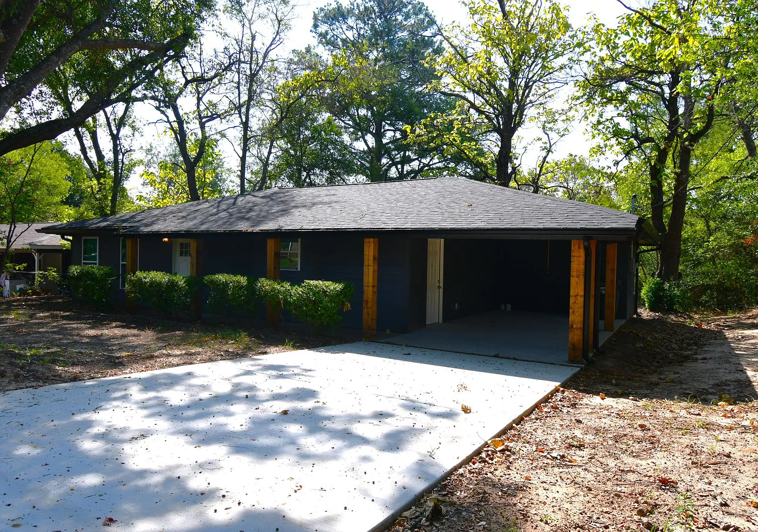 Avaialble Now, Newly Renovated 3 Bedroom Home! — Photo 2