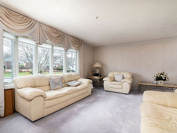 5th image of 33 Perley Evans Dr