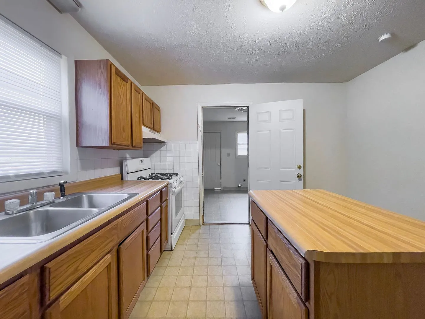 For Rent: 525 W 8th St. Two-Story, 3 Bedroom, 1.5 bath, Spacious Home! Washer & Dryer Hook ups! N... — Photo 4