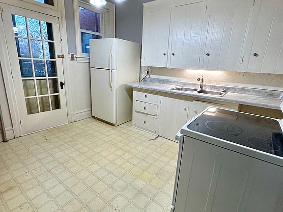 300 Centennial Ave Apt C - Eat In Kitchen