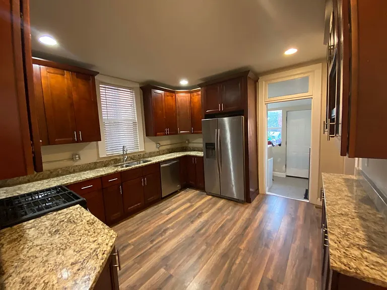 825 Fox St — Photo 6