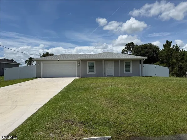 557 Oakshire Ln, Lehigh Acres, FL 33972