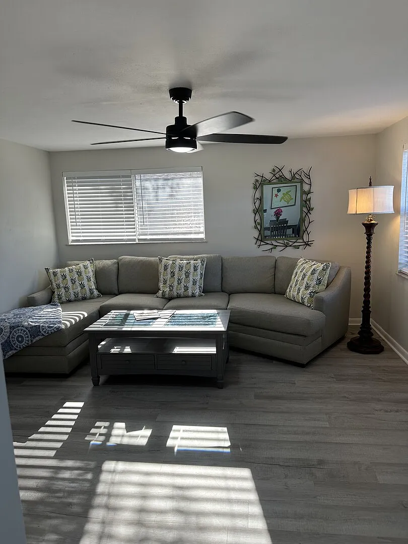 Cozy Single Family in Quiet Safe Neighborhood near Beach and Shopping — Photo 4