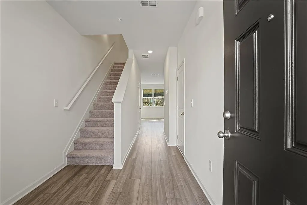 3 bed, 2.5 bath, 1672 sqft, $2,300 — Photo 3