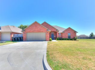 640 SW 7th St, Moore, OK 73160