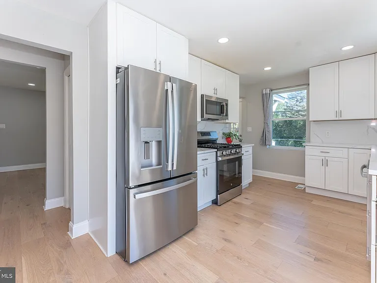 75 Reeder Ave — Photo 7