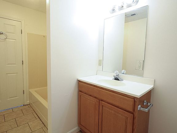 5th image of 215 Timberlake Cir #8