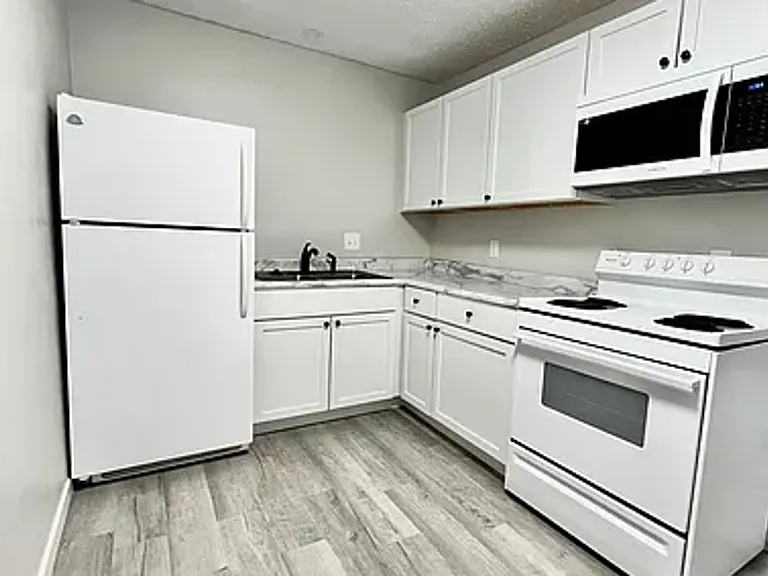 2bed 1 bath Unit in quiet Clive location — Photo 1
