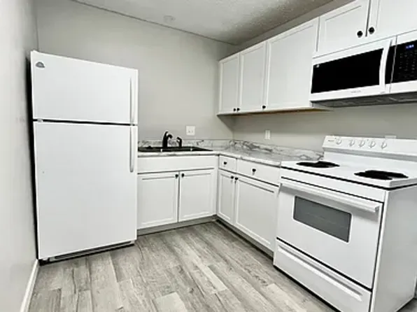 2bed 1 bath Unit in quiet Clive location