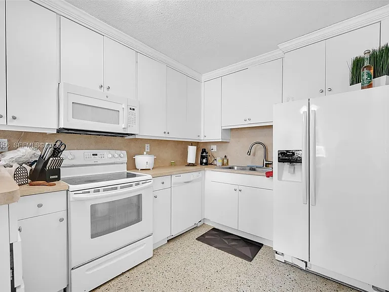 9720 SW 37th Ter — Photo 13