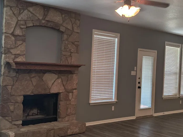 Living room w/fireplace & eat-in kitchen