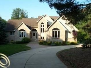 3137 Paint Creek Dr, Oakland, MI 48363