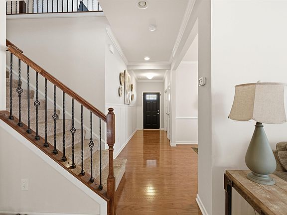 3rd image of 463 Shoreline Blvd