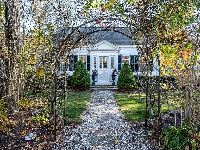 415 Barlows Landing Rd — Photo 3