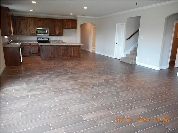 4th image of 804 W Avenue E