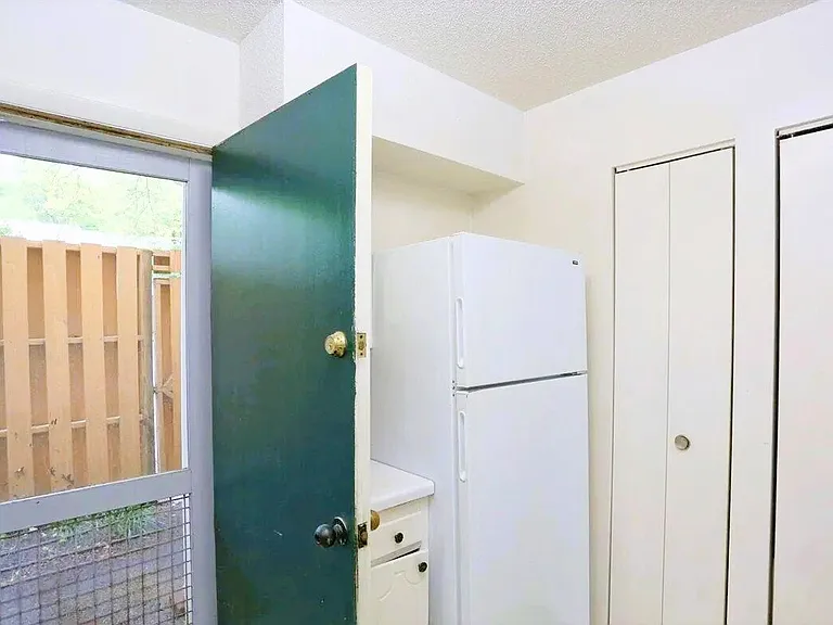 220 Elizabeth St #D4 — Photo 10