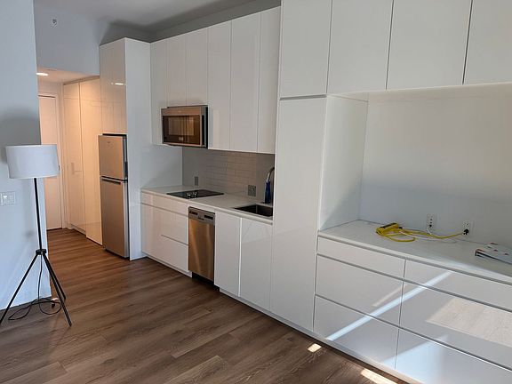 2nd image of 987 Queen St #707
