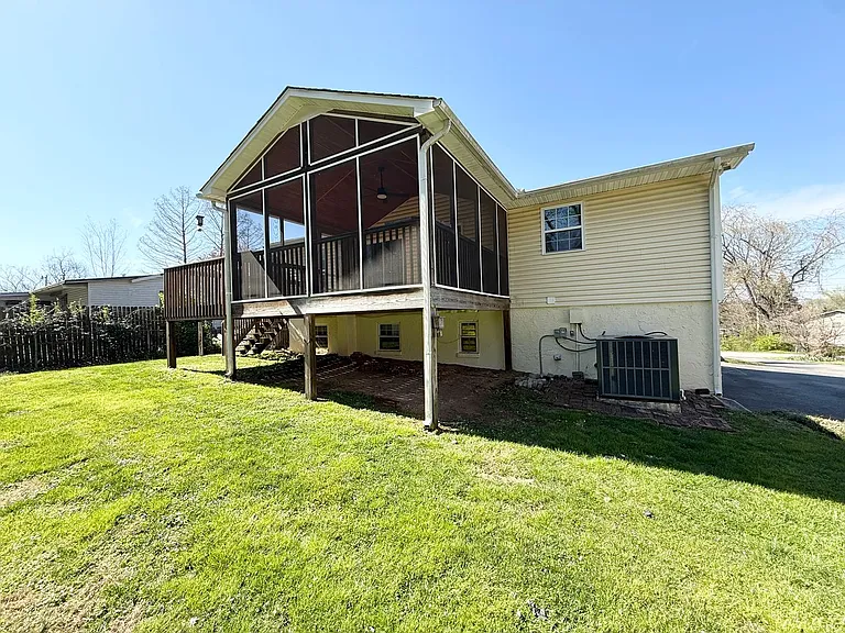 220 Brampton Rd — Photo 4