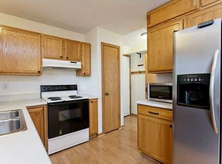935 S 26th St, Marion, IA 52302