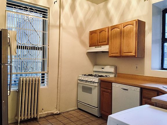 4th image of 215 W 106th St #1RE