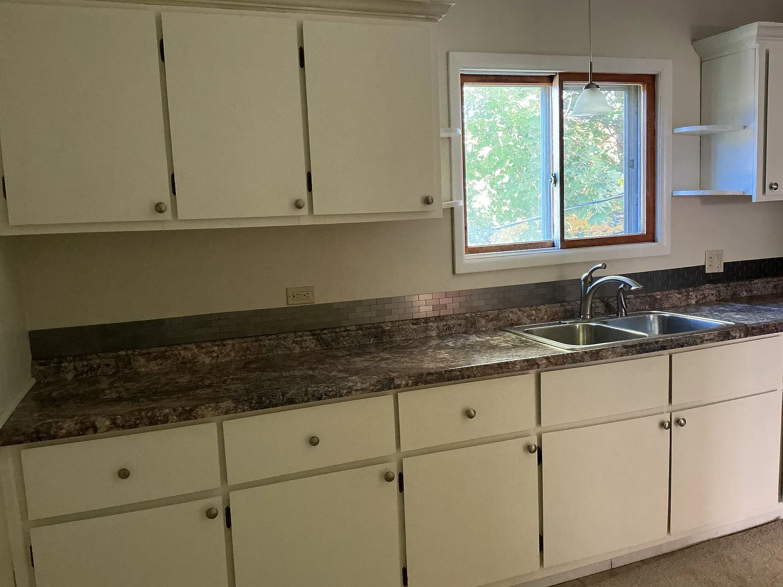 Charming one bedroomupstairs apartment, conveniently located between downtown and the hospital! — Photo 2
