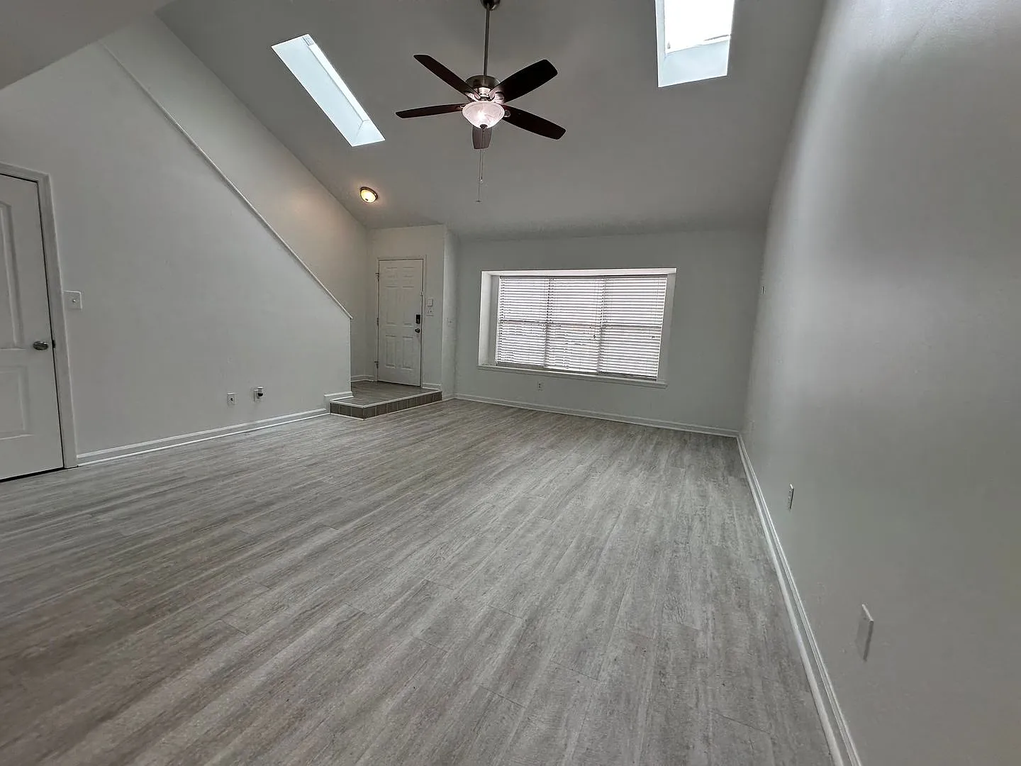 3 bed, 2.0 bath, 1328 sqft, $1,850 — Photo 2