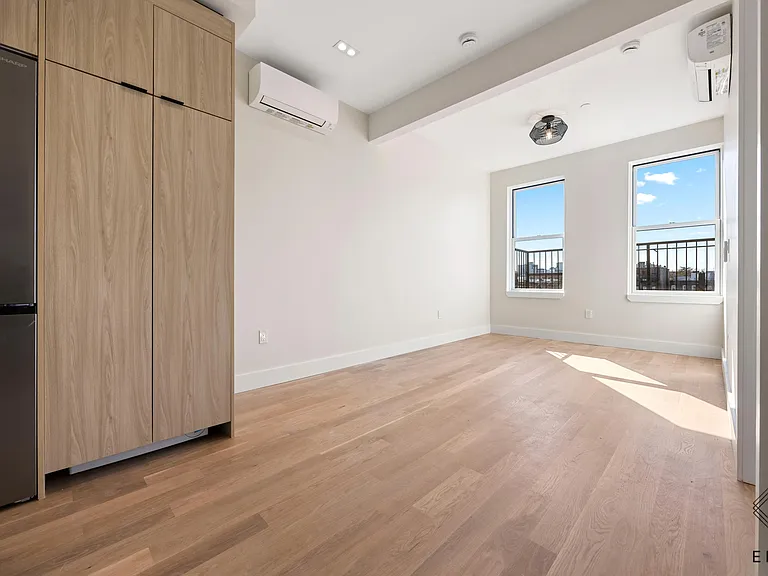 1080 Rogers Ave #4R — Photo 3