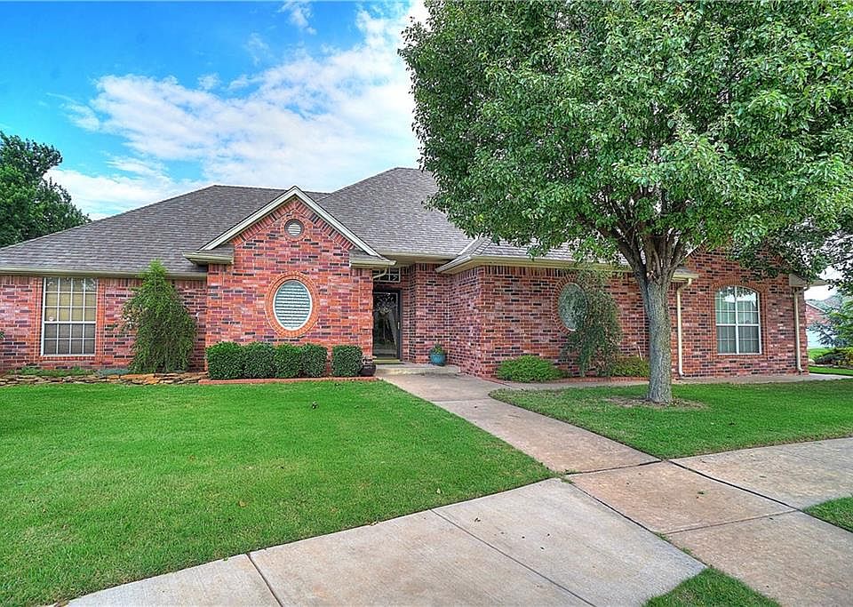1st image of 1329 SW 105th Pl
