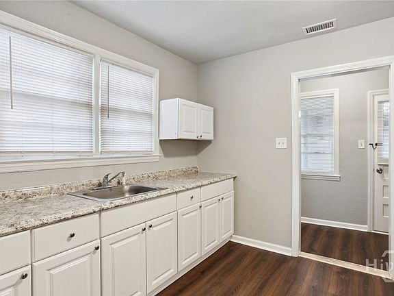 5th image of 1104 W Victory Dr