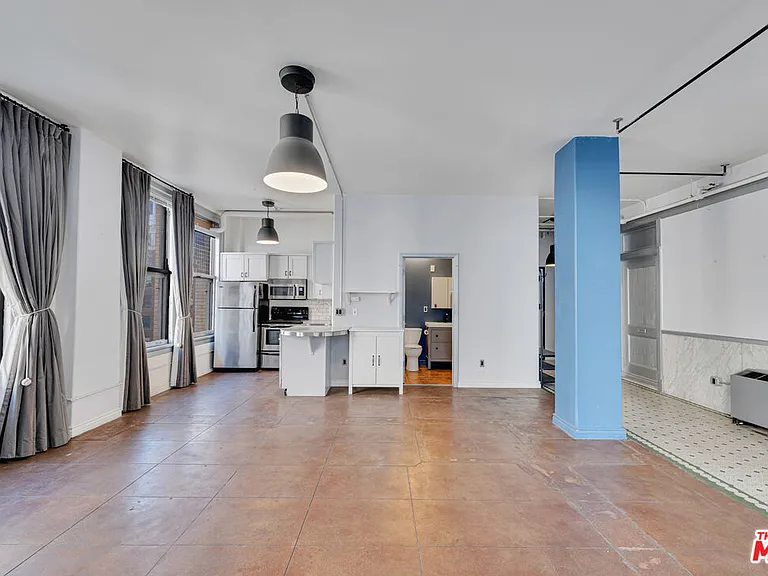 215 W 7th St #811 — Photo 10
