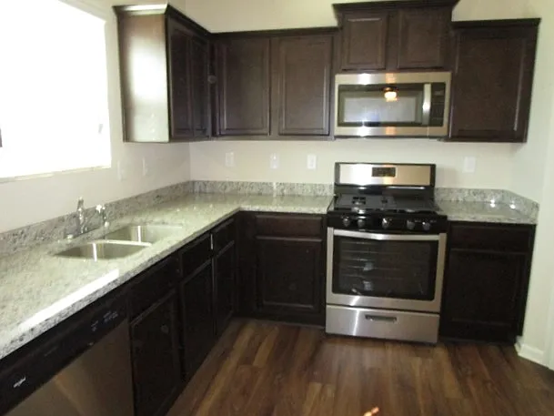 223 Maxton Ave — Photo 2