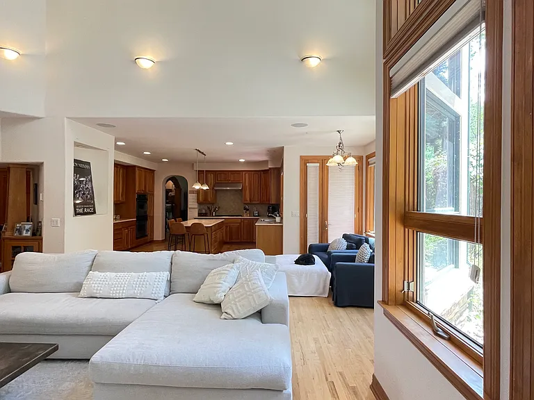 560 University Ave — Photo 30