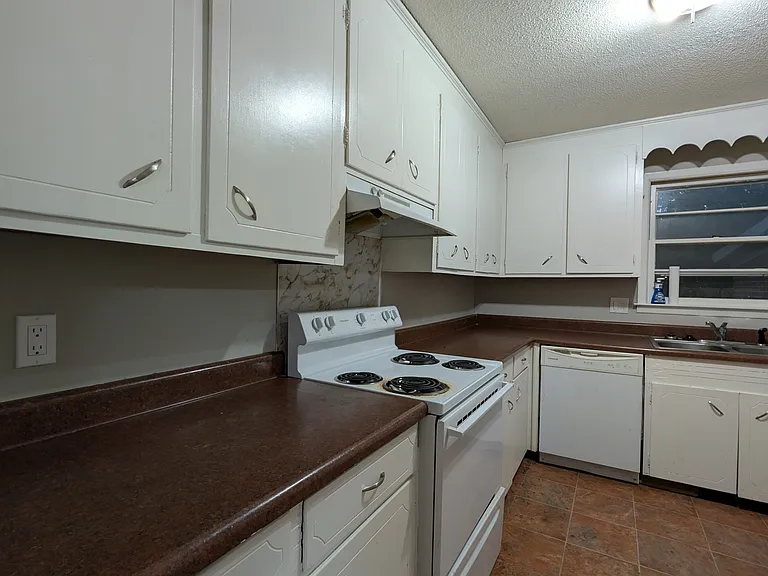 10574 Dorchester Rd — Photo 20