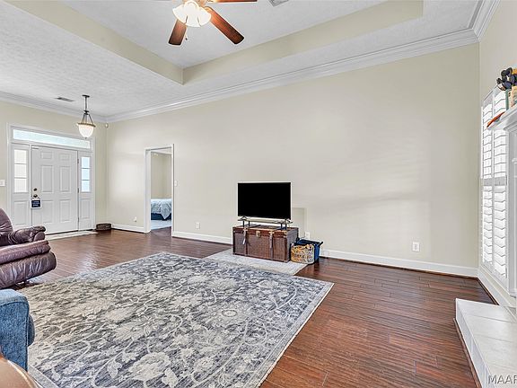 5th image of 586 Ingleside Way